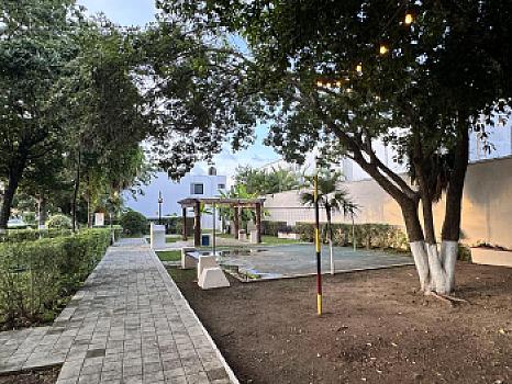 Casa en venta en privada sobre Av las Torres con alberca y seguridad