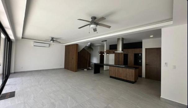 House for rent on Av Huayacan in Vía Cumbres with pool, grill and 24 hr security