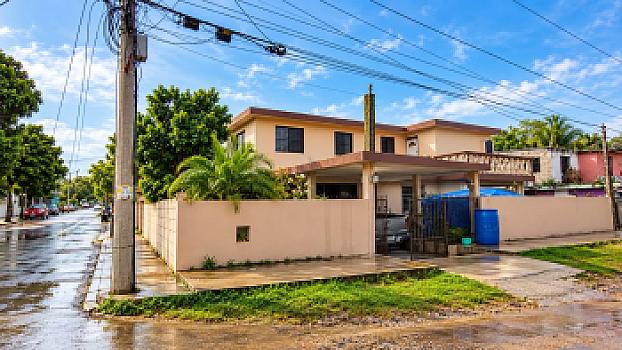Descubre Amplia Casa en Venta con amplio terreno en la Colonia Tancol en Tampico
