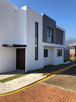 Luxurious 3-bedroom corner house.