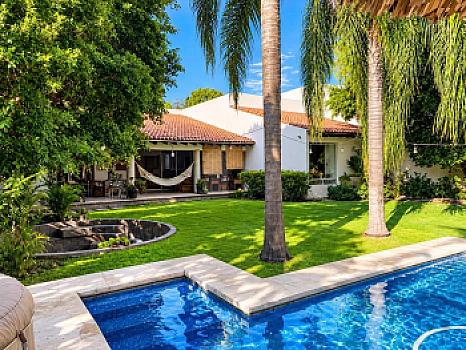 Residencia estilo mediterraneo sobre paseo Jurica con amplio jardín y alberca