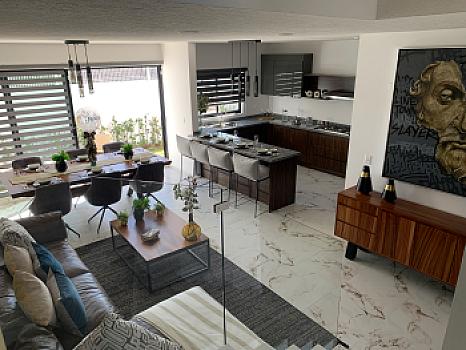 Casa con 3 recámaras cada una con baño independiente, Roof garden, estudio y garage techado
